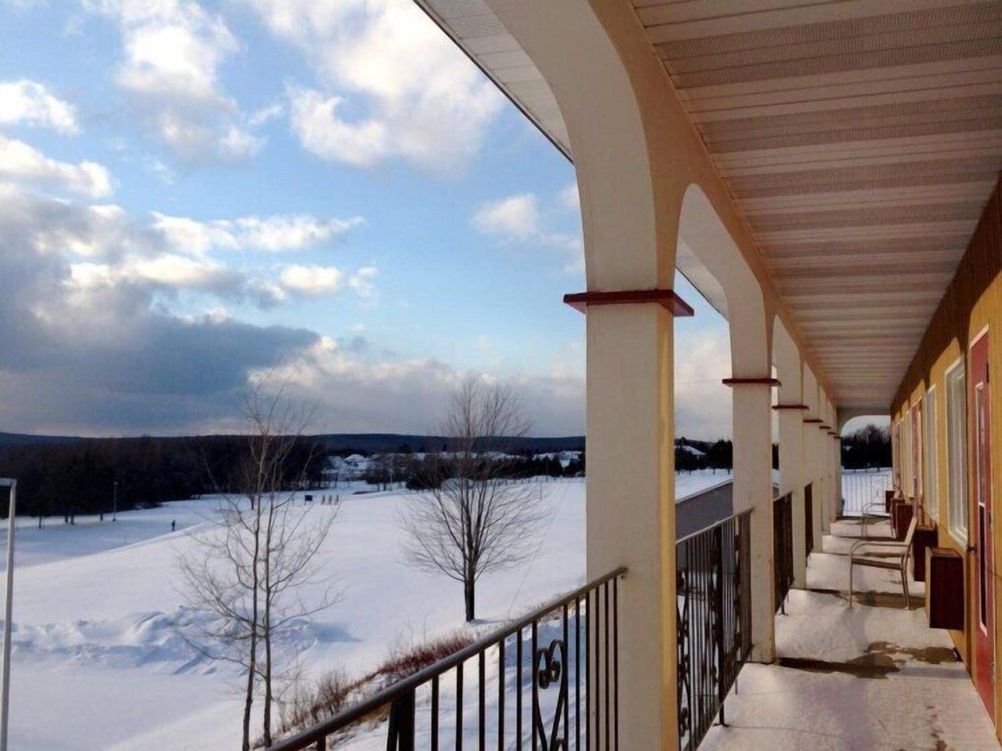 Hotel Motel Le Château - Lac-Mégantic - Balcony