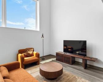 Modern 1B1.5B Loft w/ Gym + Parking - Cleveland - Stue