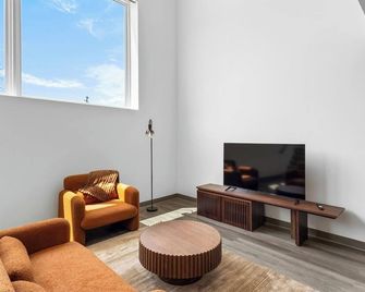 Modern 1B1.5B Loft w/ Gym + Parking - קליבלנד - סלון