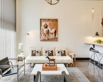 Tranquil Walnut Creek Condo w/ Community Amenities - Walnut Creek - Living room