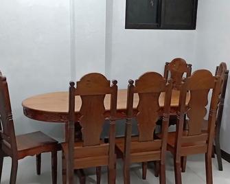 Digueboy Backpackers - Coron - Comedor