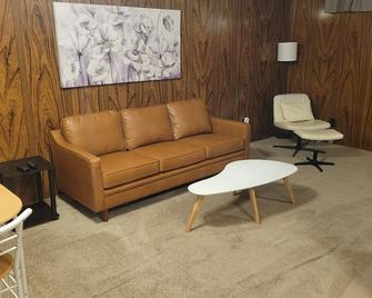 Relax by Lake Michigan, just a quick 17-min drive away - Hammond - Living room