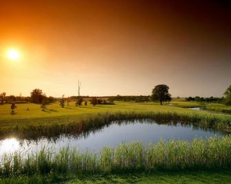 The Wiltshire Hotel, Golf and Leisure Resort - Swindon - Outdoors view