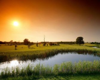 The Wiltshire Hotel, Golf and Leisure Resort - Swindon - Outdoor view