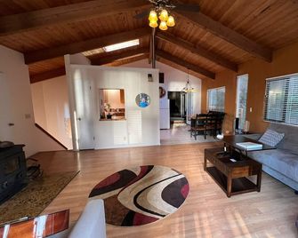 Surrounded by Redwoods with Ocean View & beach access - Gualala - Sala de estar