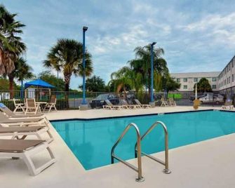 Motel 6-Orlando, Fl - International Dr - אורלנדו - בריכה