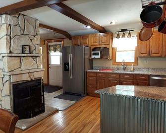 Riverfront 3 Br 2 Ba Home On Private Wooded Lot - Dixon - Кухня