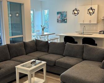 Quiet and private home surrounded by nature - Halfmoon Bay - Wohnzimmer