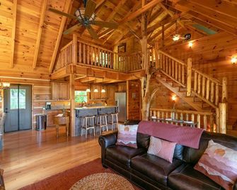 Wondertree Mountain Cabin– Luxury 3br Cabin With Outdoor Hot Tub, Hot Springs Nc - Hot Springs - Living room