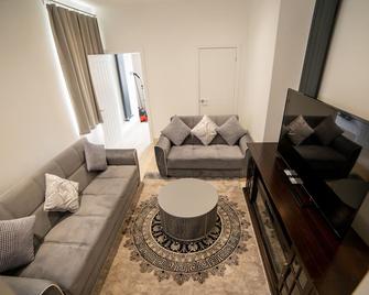 Entire 2 Bedroom Ground Floor Apartment Cardiff City Centre & Stadium - Cardiff - Living room