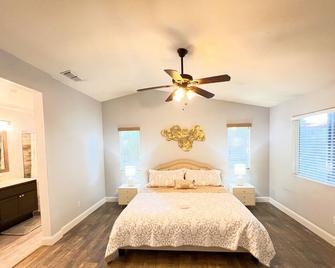 High Ceiling & Amazing backyard & family Kids friendly - Elk Grove - Bedroom