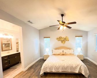 High Ceiling & Amazing backyard & family Kids friendly - Elk Grove - Bedroom