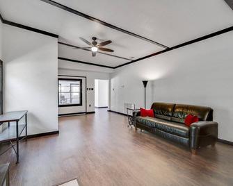 country living in a city. very close to DFW airport. in the heart of town - Flower Mound - Living room