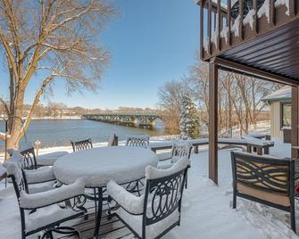 Riverfront Champlin Townhome with Deck and Water View! - Champlin - Patio
