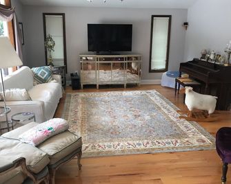 Carols Country Inn Buffalo,ny - Clarence Center - Living room