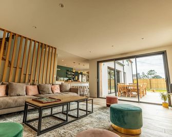 Maison Bord de Mer, Piscine Naturelle Chauffée, spa - Pénestin - Sala de estar