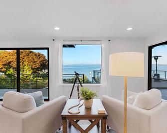 Views, Seclusion, Cozy Island Comfort - Camano Island - Living room