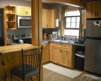 Blue Mountain Cabin, secluded, perfect for couples, near main road - Winchester - Kitchen