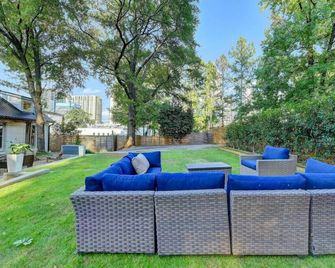 Modern Farm house in heart of the City- Sleeps 12 - Atlanta - Patio