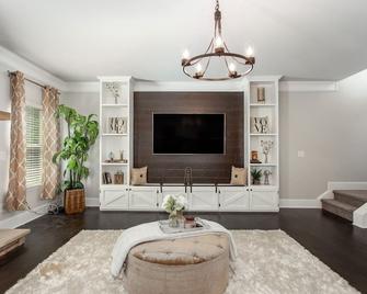 Large Luxury Getaway For Families Children - Fairburn - Living room