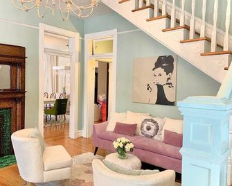 The Pop Inn - Your Ultimate Getaway - Charlottesville - Living room