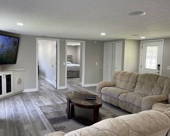 Cozy place in country settings, only 5 min from ND. No parties allowed however. - Mishawaka - Living room