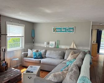 Cozy Home On Private Beach - Plymouth - Living room