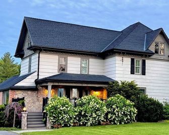 Couples Countryside Retreat with hot tub and nearby wineries - Pelham - Building