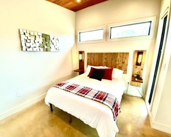 Cozy/Cute Tiny House close to wineries, wedding venues & outdoor fun - Dripping Springs - Bedroom