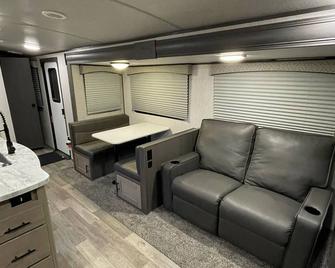 Peaceful, Quiet RV right near the beach @ Crystal Beach, Tx - Crystal Beach - Wohnzimmer