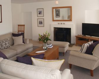 A delightful and historic property just a few steps from the harbour. - Anstruther - Obývací pokoj