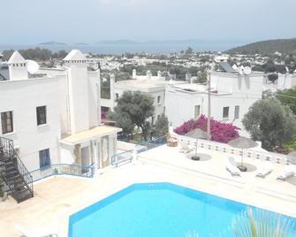 Armagan Apart Hotel - Torba - Zwembad