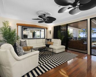 'The Beach House' - Bongaree - Living room