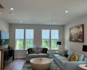 A Diamond In Richmond - Midlothian - Living room