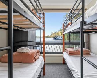 Moving Waters houseboat -moored accommodation - Renmark - Ložnice