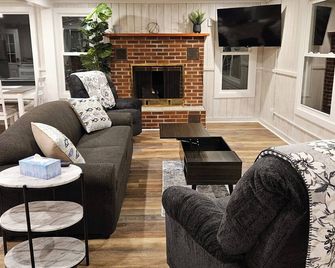 Cozy 2-bedroom cabin on Rapid River right down the road from Torch Lake - Rapid City - Living room