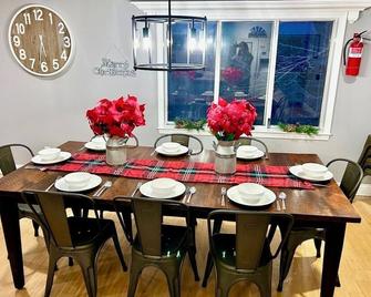 Summer Winterland Retreat-Hot Tub, Dogs, Boyne, Charlevoix, Petoskey, Skiing - East Jordan - Comedor