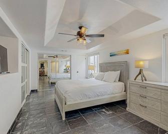 Two-story duplex near the beach with gas grill, balcony, great views, & WiFi - Newport Beach - Bedroom