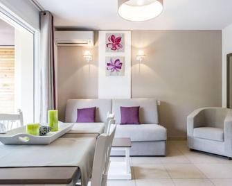 Apartment Club Pont du Gard (RML110) in Remoulins - 4 persons, 1 bedrooms - Vers-Pont-du-Gard - Salon