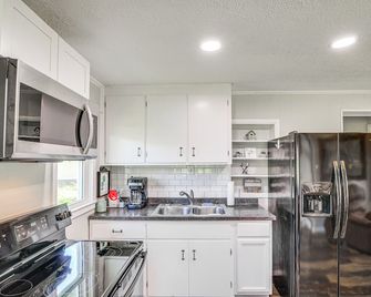 Somerset Gem: Upgraded Pull-Through Boat Parking - Somerset - Kitchen