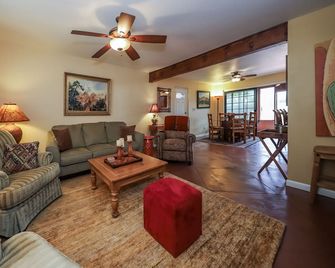 Save 15% Off The One Day Rate When You Book 28 Days Or More! - Green Valley - Living room
