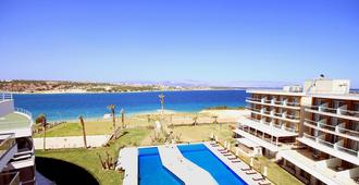 Casa De Playa Hotel - 切什梅 - 游泳池