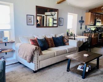 Cozy Cottage in Hartville, Guernsey State Park - Hartville - Living room