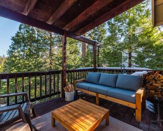 Black Cedar Retreat-Woodsy Peace meets Modern Comfort - Mi Wuk Village - Balcón