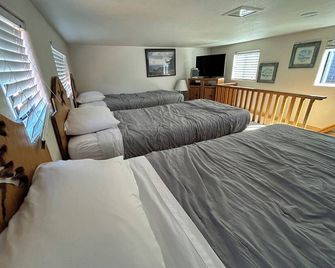 Ocean Front Cabin 17 with Remarkable Views - Smith River - Bedroom