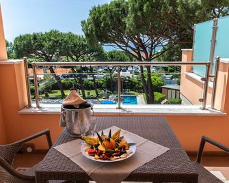 Versilia Palace Hotel - Marina Di Pietrasanta - מרפסת