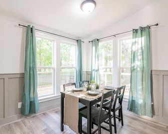 Cozy 3br Country Retreat With Porch Game - Concord - Dining room