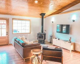 Riverside Living at its Finest - Thompson Falls - Вітальня