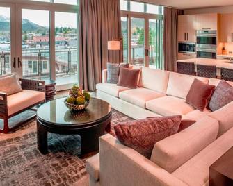 Valley Creek Lodge - Stanley - Living room