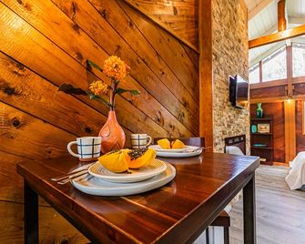 Darling, Private Cottage Near Hawaii Volcanoes Nat'l Park - Volcano - Dining room